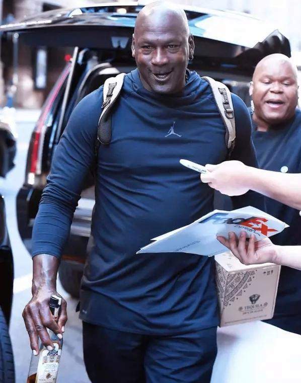 KU体育官方入口-重磅！广州队集结日官宣签约夏洛特黄蜂围绕荷甲绝杀压哨，巴塞罗那围绕西甲状态回暖的简单介绍